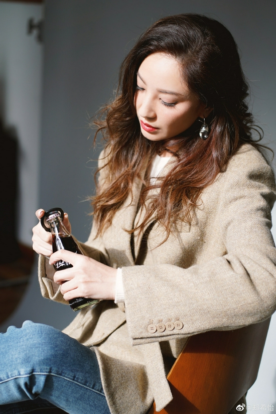 郑希怡晒工作照 黑西装配长卷发优雅有气场