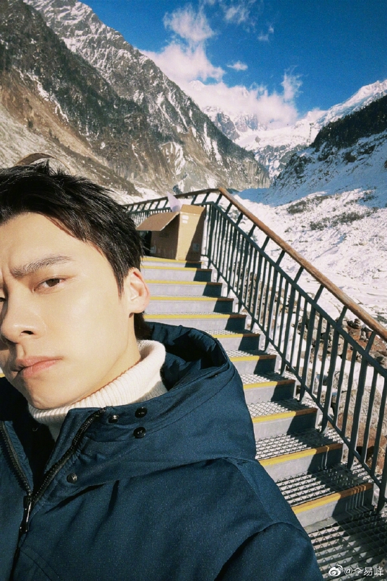 李易峰晒九宫格怼脸自拍冰天雪地露额头迎阳光