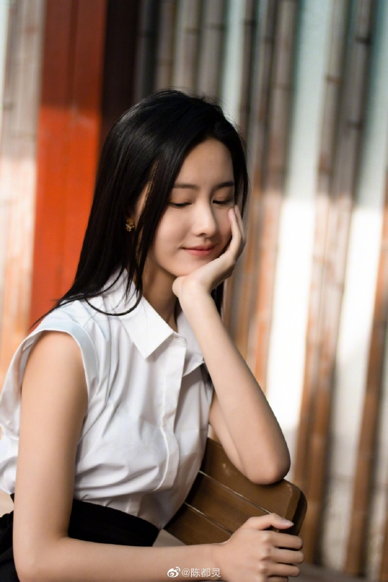 陈都灵晒四宫格生活随拍着灰色连衣裙笑意盈盈温柔可人