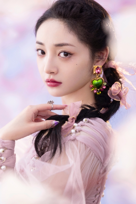 周洁琼喜欢你我也是写真释出身着粉色连衣裙俏皮可爱