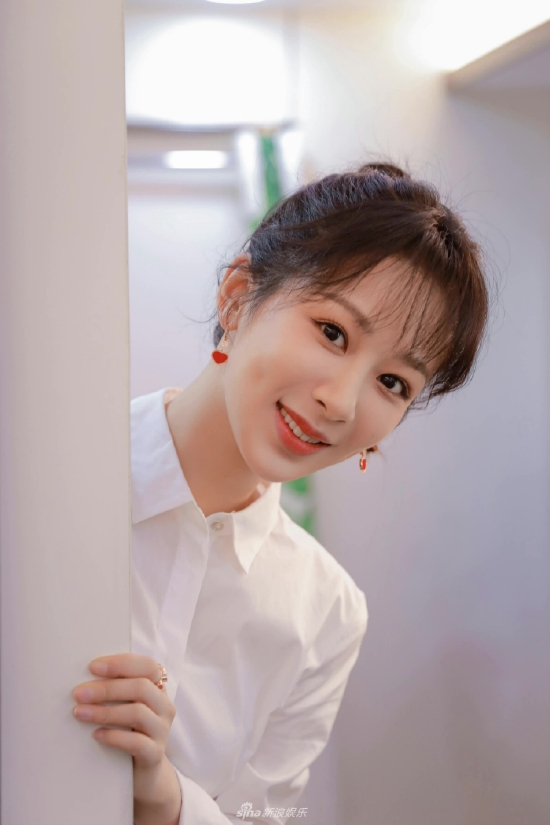 杨紫简约风写真大片穿白衬衫扎丸子头变身顽皮少女笑容甜