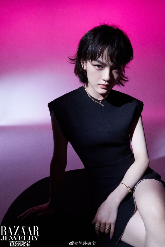 文淇色彩大片释出 干练短发搭黑色吊带纱裙眼神犀利|文琪|色彩|干练_