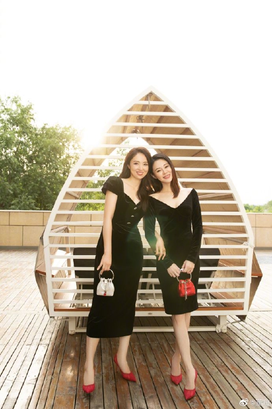 董璇关悦拍闺蜜写真穿同款姐妹装搂肩合影画面养眼