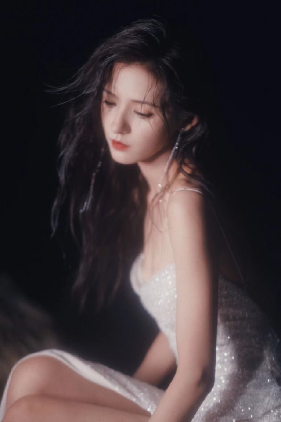 张予曦穿碎钻高开叉吊带裙美似人鱼公主