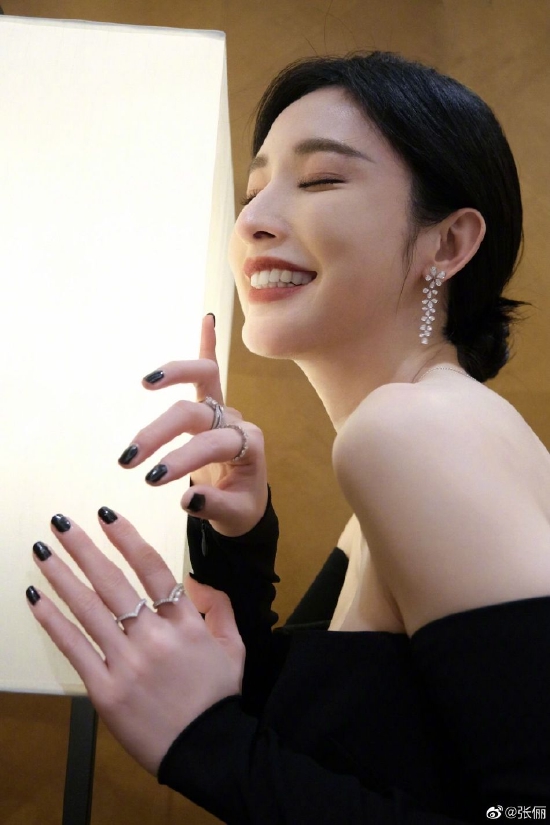 张俪穿黑色一字肩礼服拍港风写真锁骨吸睛大气