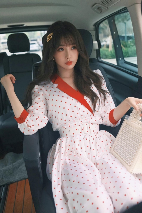 虞书欣复古写真释出好摩登穿波点长裙搭配大沿帽街拍