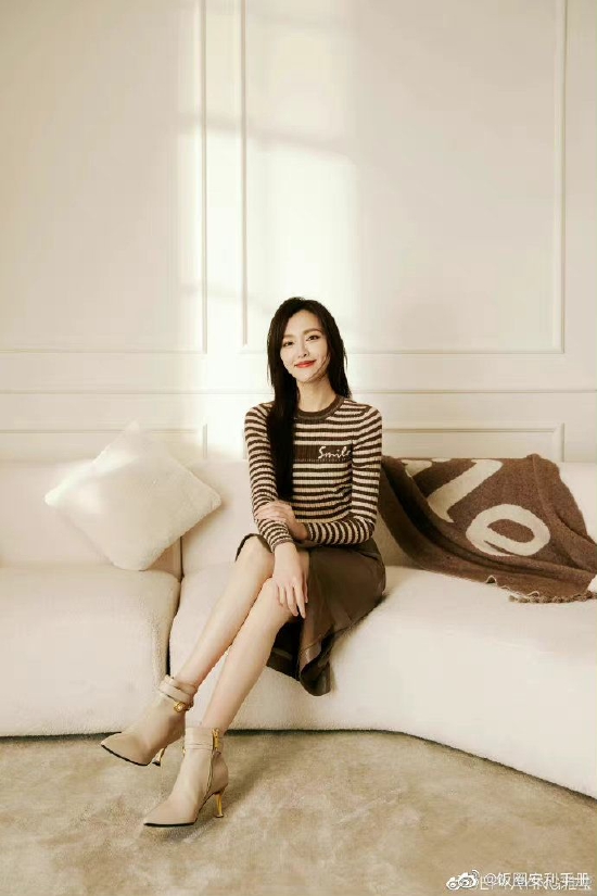 近日,唐嫣在微博分享一组初秋氛围感随拍,毛衣穿搭甜笑温暖治愈.