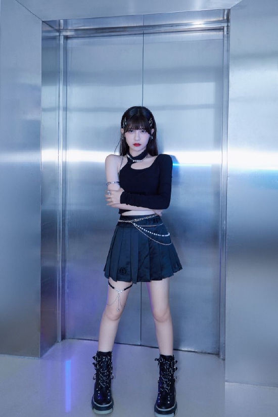 赖美云未来感造型写真化身赛博朋克摩登女郎