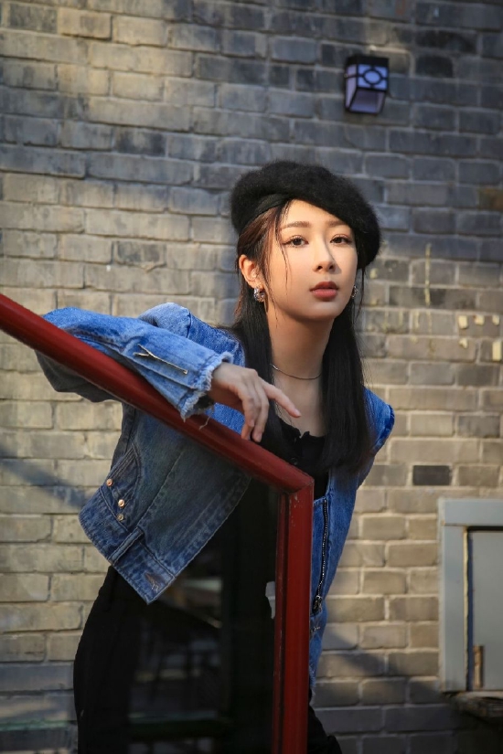 杨紫牛仔衬衫搭贝雷帽阳光下秀发搭肩活泼灵动 手机新浪网