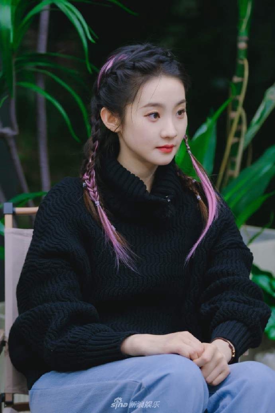 张艺凡粉色挑染双麻花辫青春活力认真作画笑容明媚