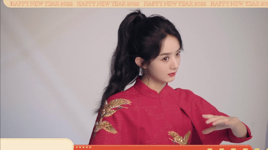 赵丽颖新年祝福穿红衣舞黄扇喜气盈盈