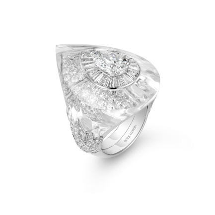 戒指镶嵌钻石及水晶，白金材质