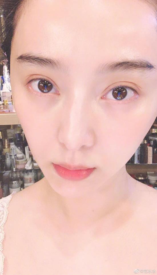 "自拍中,范冰冰一双大眼睛紧盯镜头,头发束起皮肤状态很好.