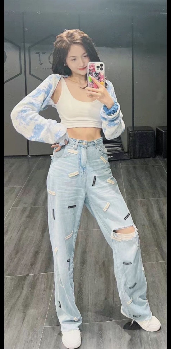 吴宣仪晒练习室对镜拍 穿白色露腰背心活力满满