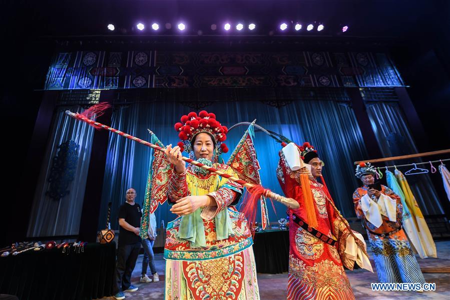 guests of summer davos invited to taste peking opera