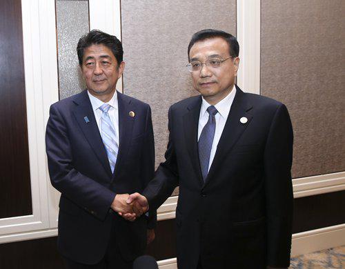 Chinese Premier Li Keqiang (right) meets with Japanese Prime Minister Shinzo Abe during the ASEM summit held in Ulan Bator, Mongolia, on July 15, 2016. Photo: Xinhua