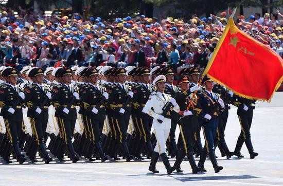 双语热点大日子正步走香港警察中式步操亮相