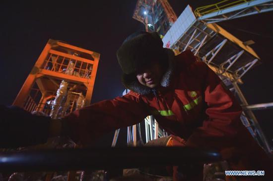 A staff member works at the construction site of a gas well in northwest China's Xinjiang Uygur Autonomous Region, Dec. 19, 2020. A massive gas reservoir with expected reserves of over 100 billion cubic meters was found in northwest China's Xinjiang Uygur Autonomous Region, according to PetroChina's local branch. A preliminary probe indicates the reservoir, covering an area of 156 million square meters beneath the middle of the southern rim of the Junggar Basin, contains 109 billion cubic meters of gas, said Huo Jin, general manager of PetroChina's Xinjiang branch, on Friday. (Photo by Zhou Jianling/Xinhua)