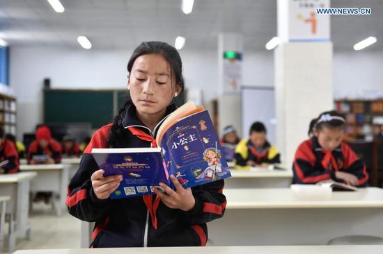 Students have a reading class in a primary school in Gande County of Tibetan Autonomous Prefecture of Golog in northwest China's Qinghai Province, March 17, 2021. In recent years, Qinghai Province has continuously increased investment in education, and made great efforts in school building construction and teachers upgrading. Since 2016, Qinghai Province has built 3.2 million square meters of school buildings in southern Qinghai and other areas. (Xinhua/Zhang Long)