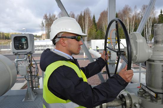 　　A Nord Stream pipeline operator stands on a platform before the opening
ceremony of the North Stream 2 gas link in Portovaya bay, Russia, on Oct. 8,
2012.
\(Xinhua\)