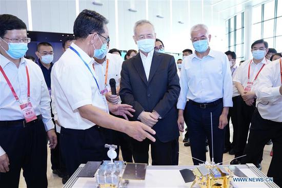 Chinese Vice Premier Liu He, also a member of the Political Bureau of the Communist Party of China Central Committee, attends an activity during the launch ceremony of the 20th National Science and Technology Week in Beijing, capital of China, Aug. 23, 2020. (Xinhua/Liu Bin)