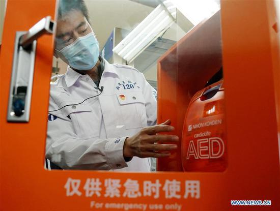 A staff member of Beijing Emergency Medical Center shows an automated external defibrillator (AED) in Beijing, capital of China, Oct. 27, 2020. Beijing started to equip its rail transit system with AED on Tuesday. By the end of 2022, all stations of the city's rail transit will be equipped with AED. (Xinhua/Zhang Chenlin)