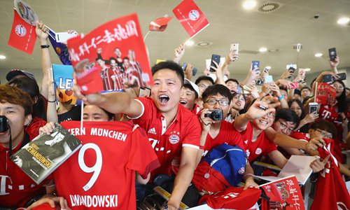 Supporters of Bayern Munich welcome the team at Shanghai Pudong International Airport on Monday in Shanghai. Photo: CFP
