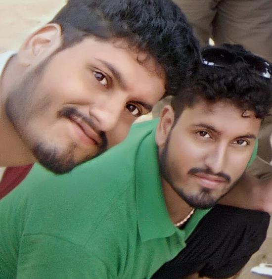 双语热点印度新冠悲剧中一对同生共死的双胞胎兄弟