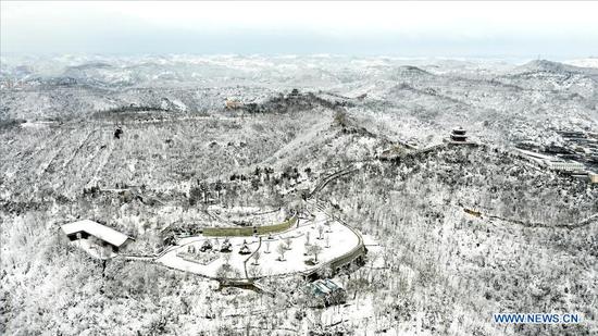 Aerial photo taken on Nov. 23, 2020 shows the snow covered Yan'an City, northwest China's Shaanxi Province. (Photo by Qi Xiaojun/Xinhua)