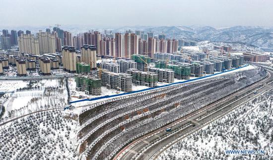 Aerial photo taken on Nov. 23, 2020 shows the snow covered Yan'an City, northwest China's Shaanxi Province. (Xinhua/Tao Ming)