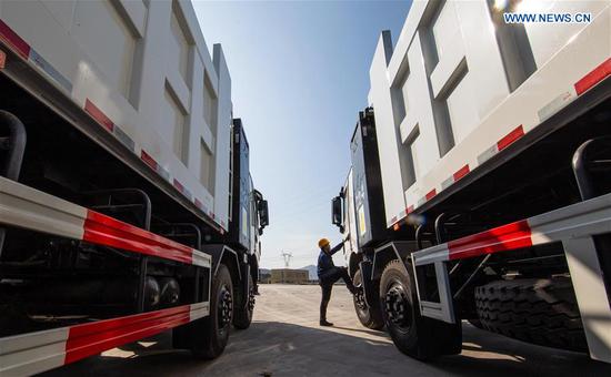 A driver gets into a new energy heavy-duty truck at Yuhua Steel in Wuan, north China's Hebei Province, Nov. 3, 2020. Yuhua Steel has put into use 200 new energy heavy-duty trucks to help reduce carbon emission in the city of Wuan, a major steel producing area. (Xinhua/Wang Xiao)