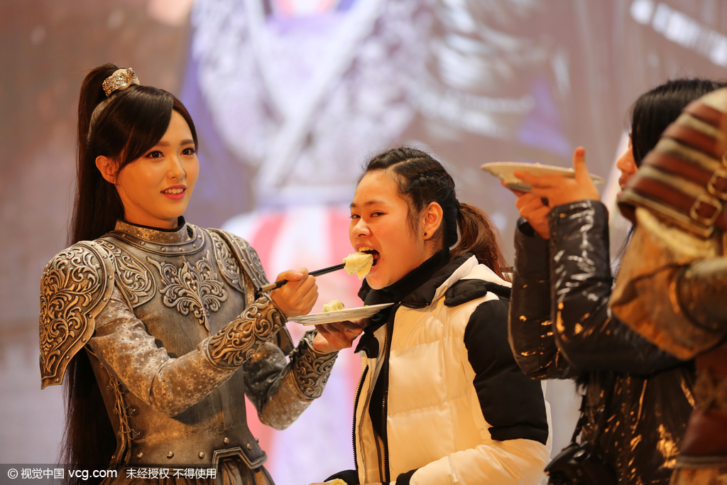 唐嫣喂粉丝吃饺子