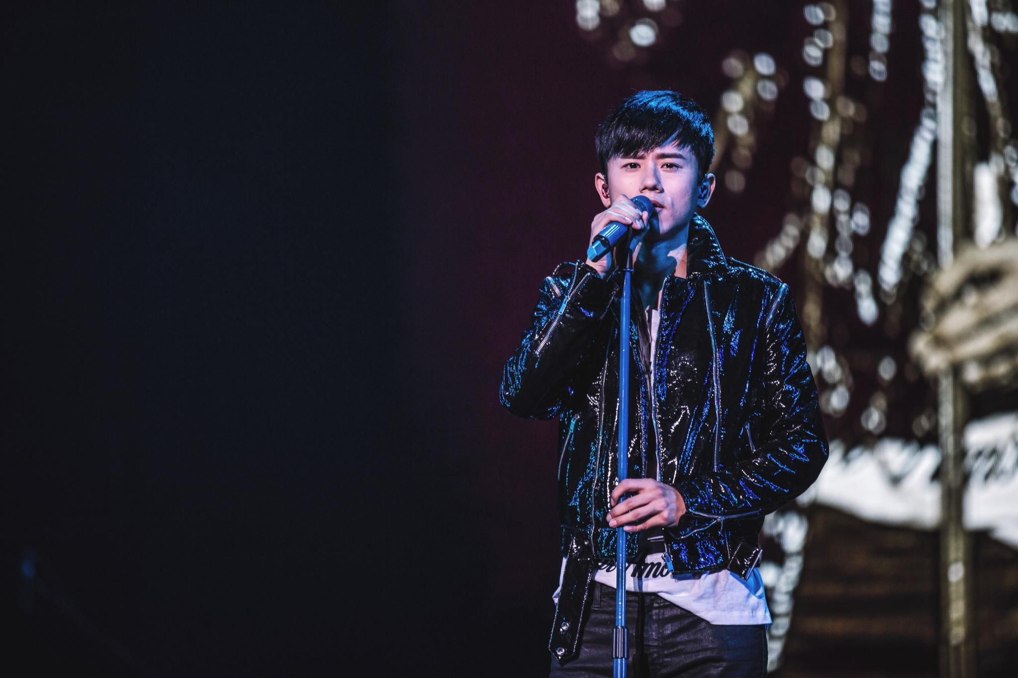 张杰巡演上海站 全新造型亮相落泪演唱|张杰|演唱会|上海站_新浪娱乐_新浪网