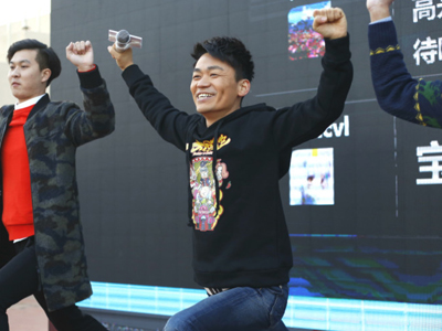 王宝强进校园慰问学生 示范晨练宿舍问候