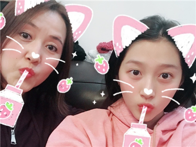 关晓彤发福利晒家人合照 一家上下齐卖萌