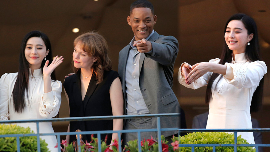 戛纳评委集体亮相 范冰冰比心挥手和史密斯比萌