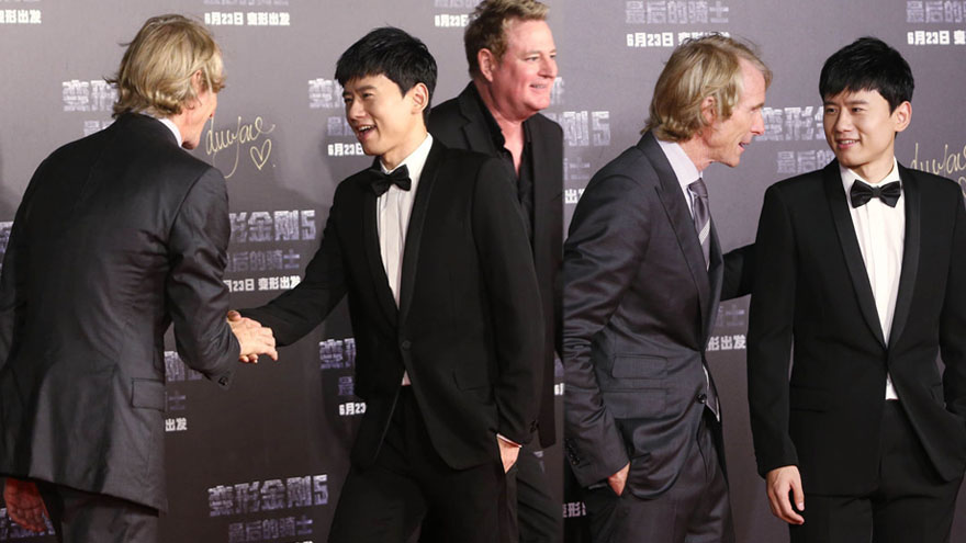 国际张！张杰现身《变5》首映 与导演握手热聊