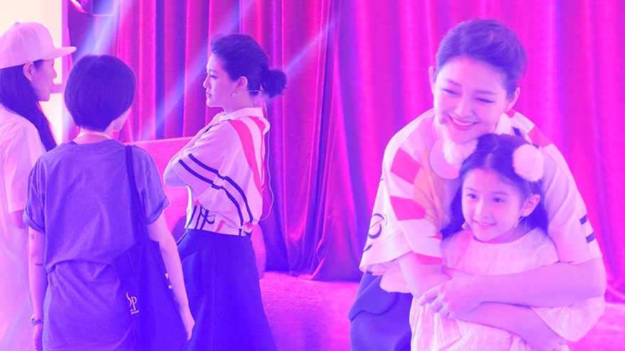 大S二胎产后复出一改往日仙女气质 妈妈味十足