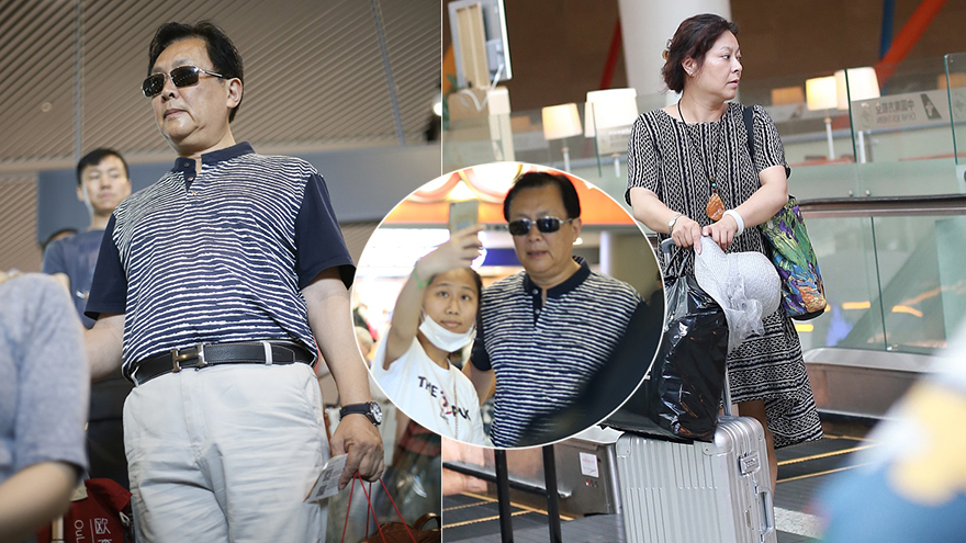唐国强机场与虹桥一姐合影 妻子朴素低调避镜头