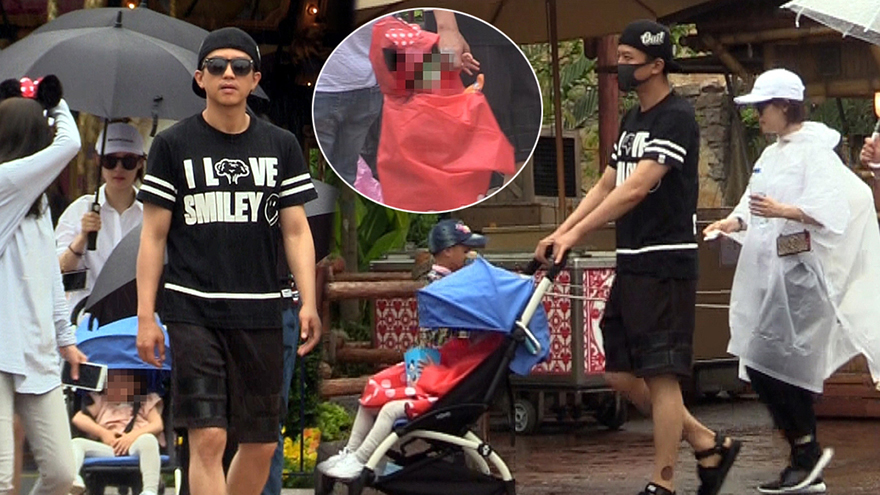 邓超孙俪一家四口游迪士尼 坐旋转木马其乐融融