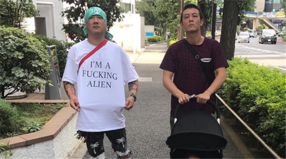 陈冠希穿大裤衩拖鞋推女儿晒太阳