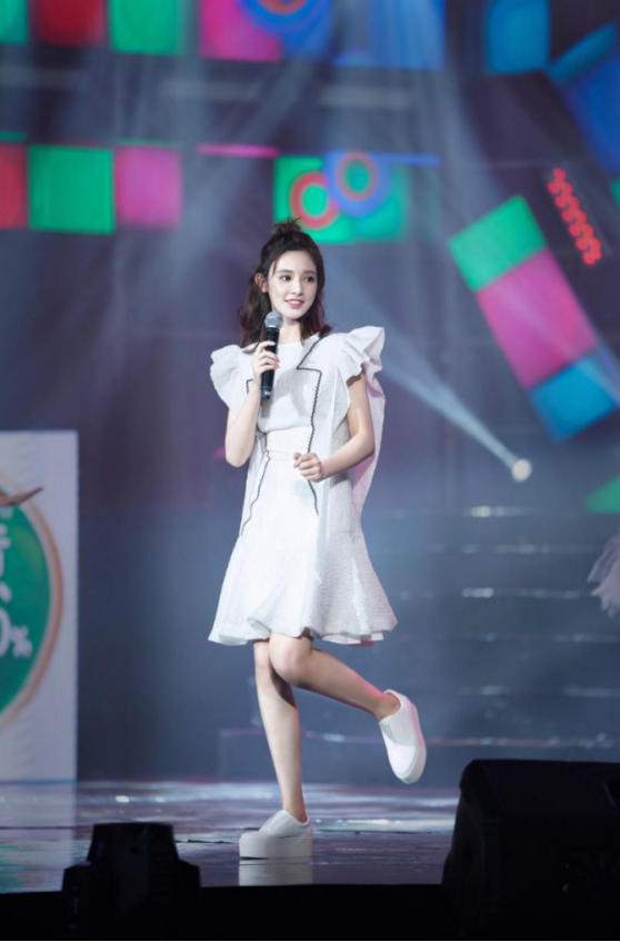彭小苒丸子头纯白连衣裙，俏皮开唱