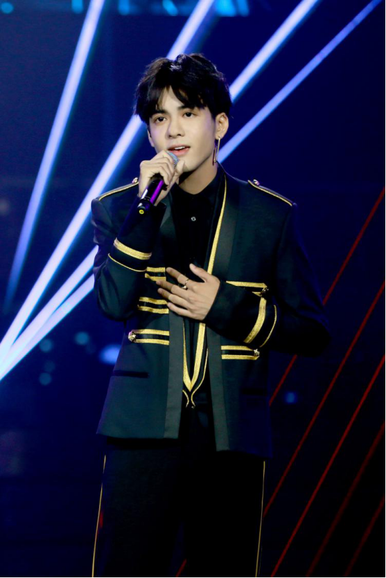 曾舜晞身着滚金边黑色西装，帅气逼人