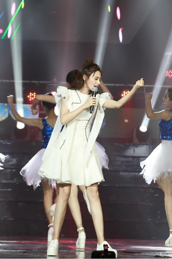 彭小苒十分投入