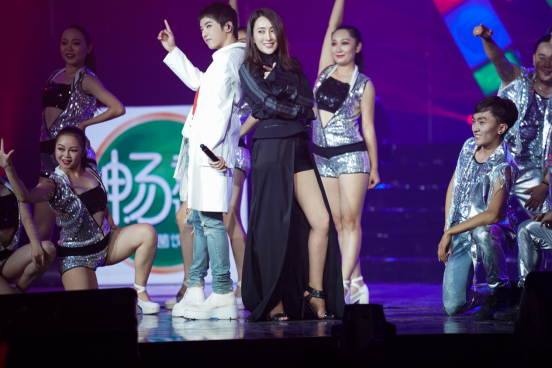 马苏华晨宇背靠背摆pose