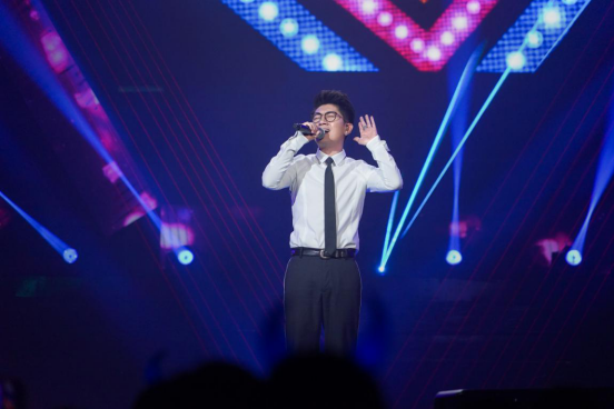 金志文放声高歌，现场观众沉浸其中