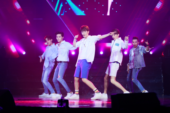 VARSITY-V男团在收官音乐对抗赛中，精彩的舞力表演