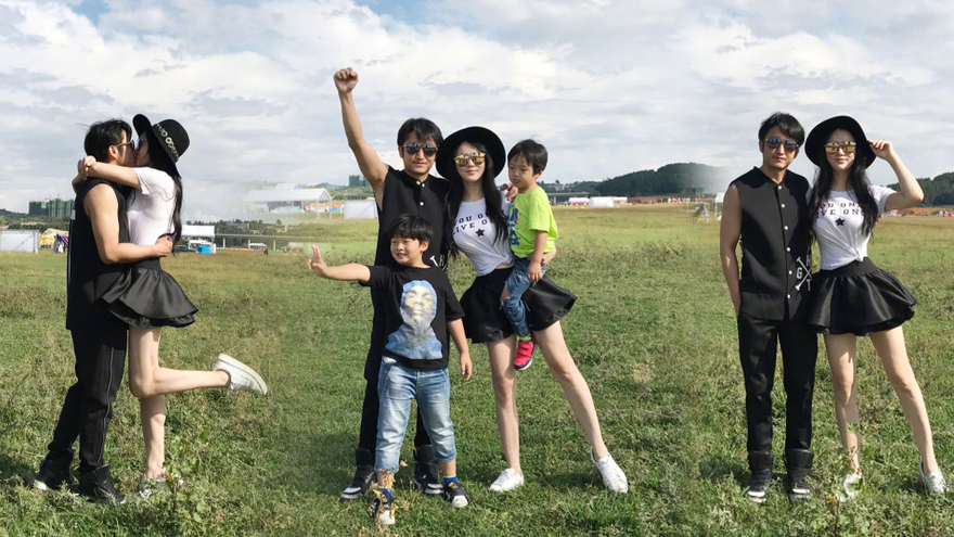 邹市明一家四口重回训练基地 冉莹颖短裙大秀美腿