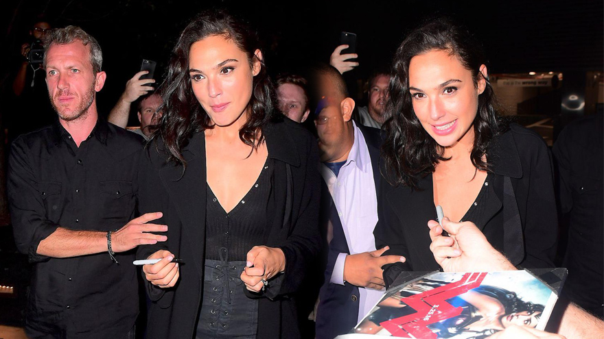 “神奇女侠”盖尔·加朵遭粉丝疯狂围堵 获老公开道