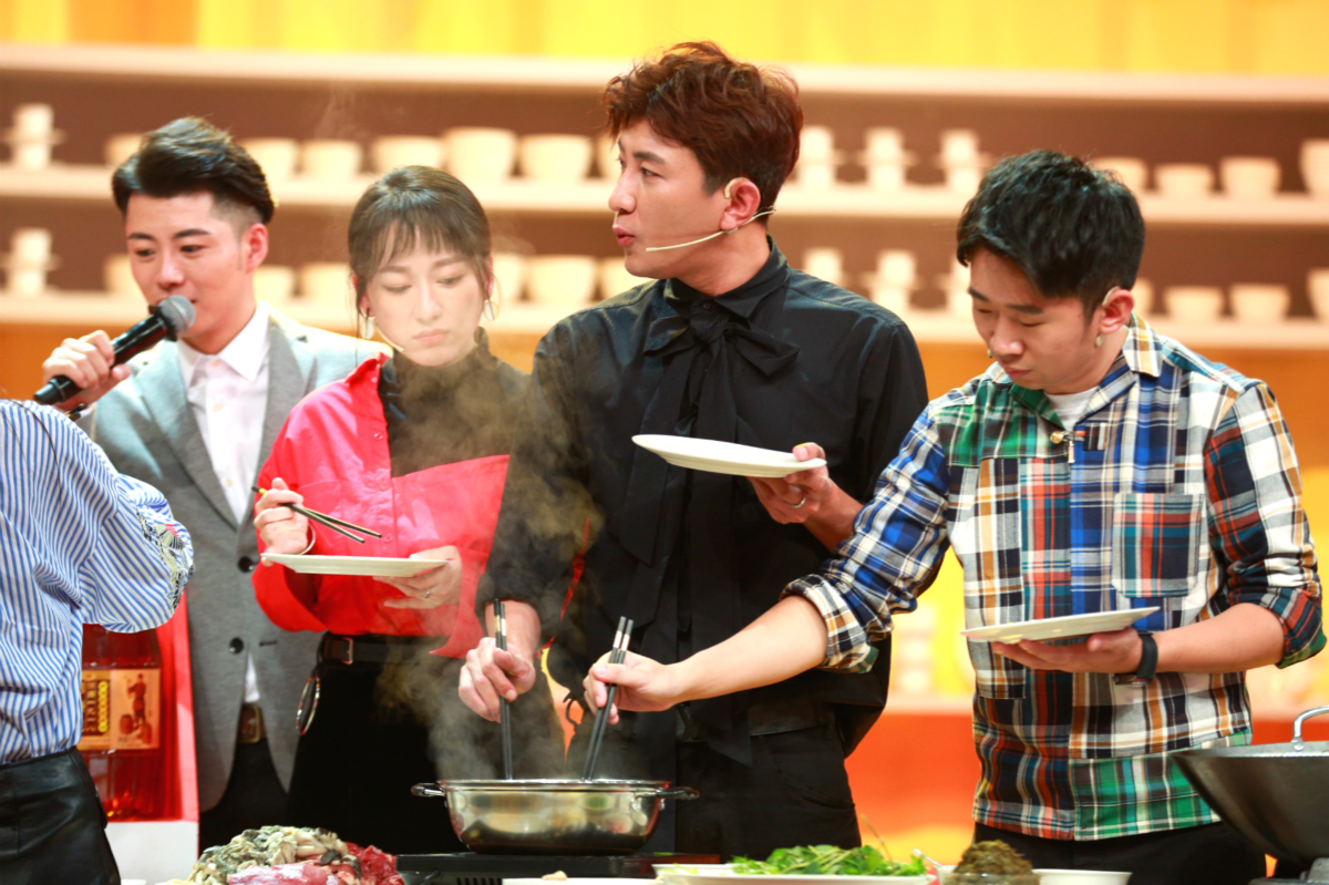 左迪组合现场试吃牛粪火锅